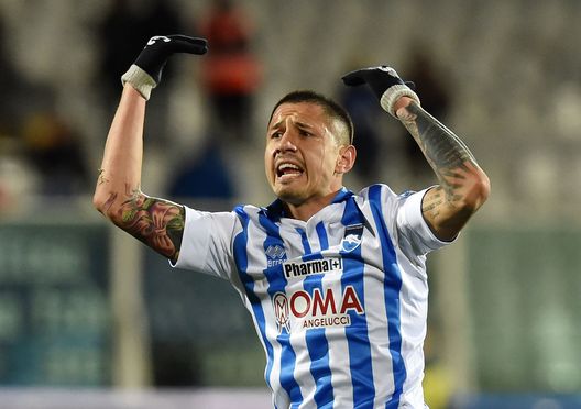 PESCARA, ITALY - FEBRUARY 12: Gianluca Lapadula of Pescara Calcio celebrates after scoring the goal 1-1 during the Serie B match between Pescara Calcio and Vicenza Calcio at Adriatico Stadium on February 12, 2016 in Pescara, Italy. (Photo by Giuseppe Bellini/Getty Images) PESCARA, ITALY - FEBRUARY 12: Gianluca Lapadula of Pescara Calcio celebrates after scoring the goal 1-1 during the Serie B match between Pescara Calcio and Vicenza Calcio at Adriatico Stadium on February 12, 2016 in Pescara, Italy. (Photo by Giuseppe Bellini/Getty Images)