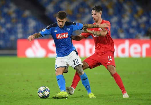 NAPLES, ITALY - NOVEMBER 05: Giovanni Di Lorenzo of SSC Napoli vies with Dominik Szoboszlai of RB Salzburg during the UEFA Champions League group E match between SSC Napoli and RB Salzburg at Stadio San Paolo on November 05, 2019 in Naples, Italy. (Photo by Francesco Pecoraro/Getty Images) 