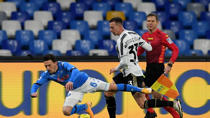 NAPLES, ITALY - FEBRUARY 13: Mario Rui of S.S.C. Napoli battles for possession with Federico Bernardeschi of Juventus during the Serie A match between SSC Napoli and Juventus at Stadio Diego Armando Maradona on February 13, 2021 in Naples, Italy. Sporting stadiums around Italy remain under strict restrictions due to the Coronavirus Pandemic as Government social distancing laws prohibit fans inside venues resulting in games being played behind closed doors. (Photo by Francesco Pecoraro/Getty Images) NAPLES, ITALY - FEBRUARY 13: Mario Rui of S.S.C. Napoli battles for possession with Federico Bernardeschi of Juventus during the Serie A match between SSC Napoli and Juventus at Stadio Diego Armando Maradona on February 13, 2021 in Naples, Italy. Sporting stadiums around Italy remain under strict restrictions due to the Coronavirus Pandemic as Government social distancing laws prohibit fans inside venues resulting in games being played behind closed doors. (Photo by Francesco Pecoraro/Getty Images)