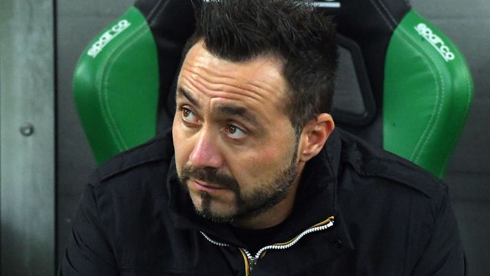 REGGIO NELL'EMILIA, ITALY - OCTOBER 23:   Roberto De Zerbi head coach of US Sassuolo looks on during the Serie A match between US Sassuolo and Torino FC at Mapei Stadium - Città del Tricolore on October 23, 2020 in Reggio nell'Emilia, Italy. (Photo by Alessandro Sabattini/Getty Images) 