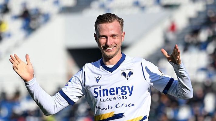 REGGIO NELL'EMILIA, ITALY - JANUARY 16: Antonin Barak of Hellas Verona celebrates after scoring his team second goal during the Serie A match between US Sassuolo and Hellas Verona FC at Mapei Stadium - Citta' del Tricolore on January 16, 2022 in Reggio nell'Emilia, Italy. (Photo by Alessandro Sabattini/Getty Images) Verona, la probabile formazione con il dubbio Barak: Simeone e Caprari le certezze - immagine 1