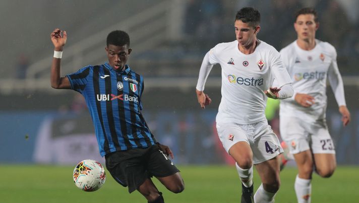 BERGAMO, ITALY - OCTOBER 28:  Amad Traore (L) of Atalanta BC is challenged by Lorenzo Chiti of ACF Fiorentina during the Primavera TIM Supercup match between Atalanta BC U19 and ACF Fiorentina U19 at Gewiss Stadium on October 28, 2019 in Bergamo, Italy.  (Photo by Emilio Andreoli/Getty Images for Lega Serie A) 