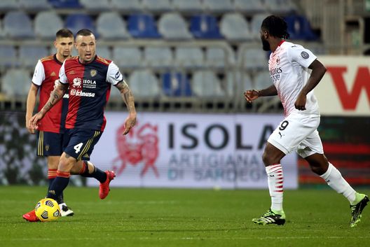 CAGLIARI, ITALY - JANUARY 18: Radja Nainggolan of Cagliari in action during the Serie A match between Cagliari Calcio and AC Milan at Sardegna Arena on January 18, 2021 in Cagliari, Italy. (Photo by Enrico Locci/Getty Images) CAGLIARI, ITALY - JANUARY 18: Radja Nainggolan of Cagliari in action during the Serie A match between Cagliari Calcio and AC Milan at Sardegna Arena on January 18, 2021 in Cagliari, Italy. (Photo by Enrico Locci/Getty Images)