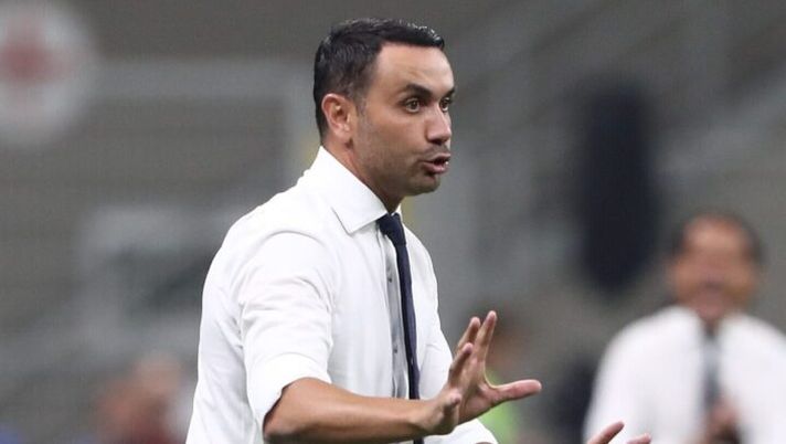MILAN, ITALY - AUGUST 19: AC Monza coach Raffaele Palladino issues instructions to his players during the Serie A TIM match between FC Internazionale and AC Monza at Stadio Giuseppe Meazza on August 19, 2023 in Milan, Italy. (Photo by Marco Luzzani/Getty Images) Palladino: “Colombo se continua così farà tanti gol. Colpani da Nazionale se…” - immagine 1