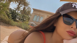 Marialuisa Jacobelli, bikini rosso da urlo a Dubai e incontro con un delfino