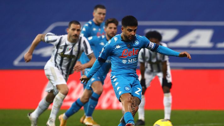 REGGIO NELL'EMILIA, ITALY - JANUARY 20: Lorenzo Insigne of Napoli misses a penalty during the Italian PS5 Supercup match between Juventus and SSC Napoli at Mapei Stadium - Citta' del Tricolore on January 20, 2021 in Reggio nell'Emilia, Italy. Sporting stadiums around Italy remain under strict restrictions due to the Coronavirus Pandemic as Government social distancing laws prohibit fans inside venues resulting in games being played behind closed doors. (Photo by Marco Luzzani/Getty Images) 