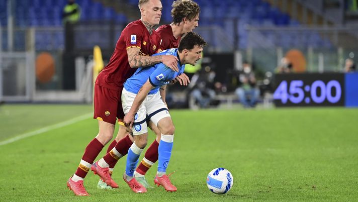 ROME, ITALY - OCTOBER 24: AS Roma player Rick Karsdorp competes with SSC Napoli Mario Rui during the Serie A match between AS Roma and SSC Napoli at Stadio Olimpico on October 24, 2021 in Rome, Italy. (Photo by Luciano Rossi/AS Roma via Getty Images) Roma-Napoli, curiosità statistiche: Kvara per superare Insigne, occhio a Belotti - immagine 1