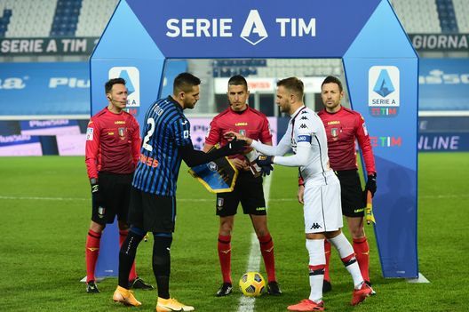 BERGAMO, ITALY - JANUARY 17: Rafael Toloi of Atalanta B.C. and Domenico Criscito of Genoa shake hands prior to the Serie A match between Atalanta BC and Genoa CFC at Gewiss Stadium on January 17, 2021 in Bergamo, Italy. Sporting stadiums around Italy remain under strict restrictions due to the Coronavirus Pandemic as Government social distancing laws prohibit fans inside venues resulting in games being played behind closed doors. (Photo by Pier Marco Tacca/Getty Images) BERGAMO, ITALY - JANUARY 17: Rafael Toloi of Atalanta B.C. and Domenico Criscito of Genoa shake hands prior to the Serie A match between Atalanta BC and Genoa CFC at Gewiss Stadium on January 17, 2021 in Bergamo, Italy. Sporting stadiums around Italy remain under strict restrictions due to the Coronavirus Pandemic as Government social distancing laws prohibit fans inside venues resulting in games being played behind closed doors. (Photo by Pier Marco Tacca/Getty Images)