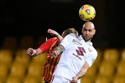 BENEVENTO, ITALY - JANUARY 22: Simone Zaza of Torino and Kamil Glik of Benevento compete for the ball during the Serie A match between Benevento Calcio and Torino FC at Stadio Ciro Vigorito on January 22, 2021 in Benevento, Italy. (Photo by Francesco Pecoraro/Getty Images) BENEVENTO, ITALY - JANUARY 22: Simone Zaza of Torino and Kamil Glik of Benevento compete for the ball during the Serie A match between Benevento Calcio and Torino FC at Stadio Ciro Vigorito on January 22, 2021 in Benevento, Italy. (Photo by Francesco Pecoraro/Getty Images)