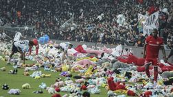 VIDEO Besiktas: peluches in campo per i bimbi colpiti dal terremoto