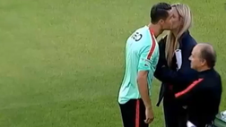 VIDEO / Cristiano Ronaldo le stende tutte. Fan innamorate all’allenamento
