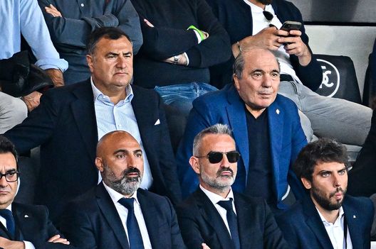 LA SPEZIA, ITALY - OCTOBER 30: Joe Barone general manager of Fiorentina (L) and Rocco Commisso chairman of Fiorentina look on during the Serie A match between Spezia Calcio and ACF Fiorentina at Stadio Alberto Picco on October 30, 2022 in La Spezia, Italy. (Photo by Simone Arveda/Getty Images) Barone nel pre: “Dobbiamo avere fame. Guai a sottovalutare l’avversario”- immagine 2