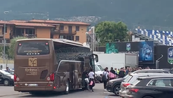 VIDEO FeralpiSalò-Palermo, l’arrivo di De Rose e compagni al Lino Turina