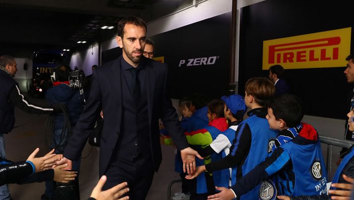 MILAN, ITALY - NOVEMBER 09:  Diego Godin of FC Internazionale arrives at Giuseppe Meazza Stadium prior to the Serie A match between FC Internazionale and Hellas Verona at Stadio Giuseppe Meazza on November 09, 2019 in Milan, Italy.  (Photo by Marco Luzzani - Inter/Inter via Getty Images) 