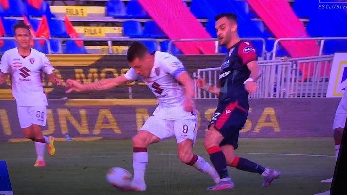 L'episodio dubbio in area tra Belotti e Lykogiannis 
