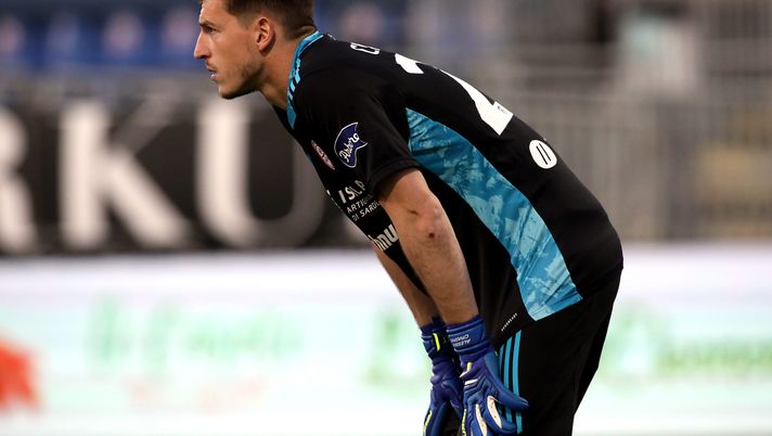 CAGLIARI, ITALY - MAY 12: Alessio Cragno of Cagliari looks on during the Serie A match between Cagliari Calcio and ACF Fiorentina at Sardegna Arena on May 12, 2021 in Cagliari, Italy. (Photo by Enrico Locci/Getty Images) CAGLIARI, ITALY - MAY 12: Alessio Cragno of Cagliari looks on during the Serie A match between Cagliari Calcio and ACF Fiorentina at Sardegna Arena on May 12, 2021 in Cagliari, Italy. (Photo by Enrico Locci/Getty Images)