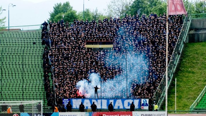 Tifosi Zeljeznicar nel settore ospiti, durante un derby sul campi dell'FK Sarajevo Tifosi Zeljeznicar nel settore ospiti, durante un derby sul campi dell'FK Sarajevo