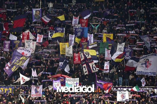FLORENCE, ITALY - DECEMBER 04: Fans of Fiorentina show their support during the Serie A match between ACF Fiorentina and US Citta di Palermo at Stadio Artemio Franchi on December 4, 2016 in Florence, Italy. (Photo by Tullio M. Puglia/Getty Images) FLORENCE, ITALY - DECEMBER 04: Fans of Fiorentina show their support during the Serie A match between ACF Fiorentina and US Citta di Palermo at Stadio Artemio Franchi on December 4, 2016 in Florence, Italy. (Photo by Tullio M. Puglia/Getty Images)