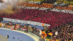 Roma-Brighton, la coreografia della Curva Sud: “Per l’Europa i tuoi colori sventolo”