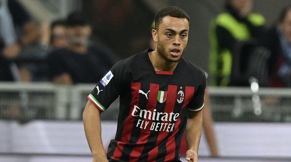 Sergiño Dest (difensore AC Milan) durante Milan-Napoli 1-2 (Serie A 2022-2023) | News (Getty Images) Sergiño Dest AC Milan Milan-Napoli 1-2 Serie A 2022-2023