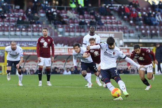 TURIN, ITALY - DECEMBER 12: Riccardo Orsolini of Bologna FC scores a second half penalty to reduce the arrears to 2-1 during the Serie A match between Torino FC and Bologna FC at Stadio Olimpico di Torino on December 12, 2021 in Turin, Italy. (Photo by Jonathan Moscrop/Getty Images) Calciomercato, Orsolini resta nel mirino: può lasciare Bologna, Vagnati vigile- immagine 2