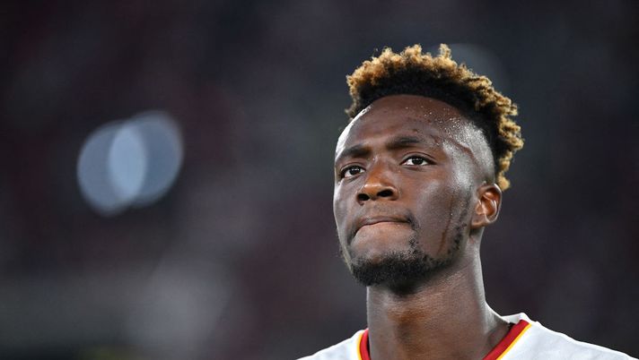 Roma's British forward Tammy Abraham looks on prior to the friendly football match between AS Roma and FC Shakhtar Donetsk at the Olympic Stadium in Rome, on August 7, 2022. (Photo by Isabella BONOTTO / AFP) (Photo by ISABELLA BONOTTO/AFP via Getty Images) Gazzetta: “Abraham è avulso e ancora fuori giri, troppo molle sul pallone” - immagine 1