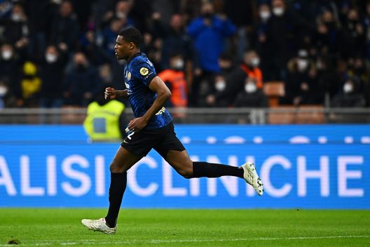MILAN, ITALY - MARCH 19: Denzel Dumfries of FC Internazionale celebrates after scoring their team's first goal during the Serie A match between FC Internazionale and ACF Fiorentina at Stadio Giuseppe Meazza on March 19, 2022 in Milan, Italy. (Photo by Mattia Ozbot - Inter/Inter via Getty Images) Consigli Fantacalcio, 5 difensori per la prima giornata: turbo Singo e freccia Lazzari!- immagine 6