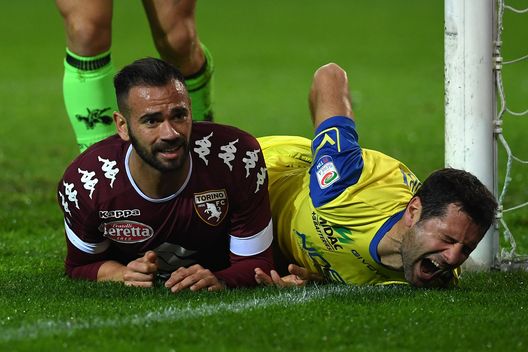 TURIN, ITALY - NOVEMBER 26: Leandro Castan (L) of FC Torino clashes with Massimo Gobbi of AC ChievoVerona during the Serie A match between FC Torino and AC ChievoVerona at Stadio Olimpico di Torino on November 26, 2016 in Turin, Italy. (Photo by Valerio Pennicino/Getty Images) TURIN, ITALY - NOVEMBER 26: Leandro Castan (L) of FC Torino clashes with Massimo Gobbi of AC ChievoVerona during the Serie A match between FC Torino and AC ChievoVerona at Stadio Olimpico di Torino on November 26, 2016 in Turin, Italy. (Photo by Valerio Pennicino/Getty Images)