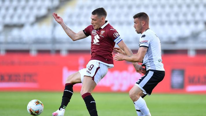 TURIN, ITALY - JUNE 20:  Andrea Belotti (L) of Torino FC is challenged by Simone Iacoponi of Parma Calcio during the Serie A match between Torino FC and  Parma Calcio at Stadio Olimpico di Torino on February 23, 2020 in Turin, Italy.  (Photo by Valerio Pennicino/Getty Images) 