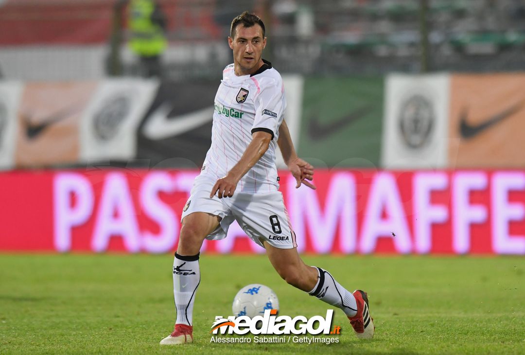  VENICE, ITALY - APRIL 27:  Mato Jajalo of US Citta di Palermo in action during the serie B match between Venezia FC and US Citta di Palermo at Stadio Pier Luigi Penzo on April 27, 2018 in Venice, Italy.  (Photo by Alessandro Sabattini/Getty Images) 