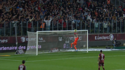 Video – Mbappé, che rischio: restituisce il pallone, ma per poco non segna!