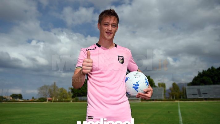 PALERMO, ITALY - JULY 27: Radoslaw Murawski poses during his presentation as new player of US Citta' di Palermo at Carmelo Onorato training center on July 27, 2017 in Palermo, Italy. (Photo by Tullio M. Puglia/Getty Images) PALERMO, ITALY - JULY 27: Radoslaw Murawski poses during his presentation as new player of US Citta' di Palermo at Carmelo Onorato training center on July 27, 2017 in Palermo, Italy. (Photo by Tullio M. Puglia/Getty Images)