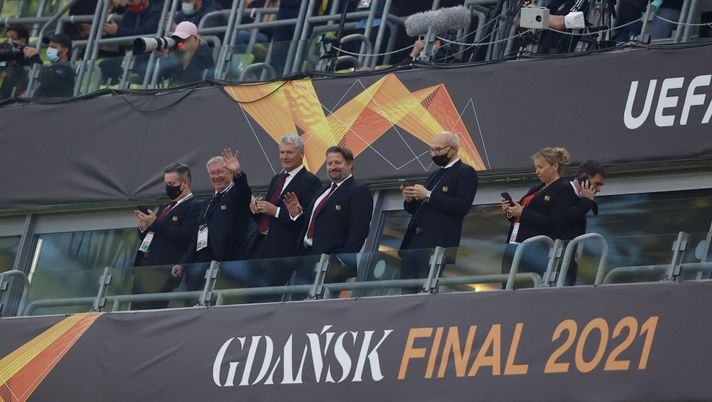 GDANSK, POLAND - MAY 26: Sir Alex Ferguson, Club Ambassador of Manchester United interacts with the crowd ahead of the UEFA Europa League Final between Villarreal CF and Manchester United at Gdansk Arena on May 26, 2021 in Gdansk, Poland. (Photo by Kacper Pempel - Pool/Getty Images) GDANSK, POLAND - MAY 26: Sir Alex Ferguson, Club Ambassador of Manchester United interacts with the crowd ahead of the UEFA Europa League Final between Villarreal CF and Manchester United at Gdansk Arena on May 26, 2021 in Gdansk, Poland. (Photo by Kacper Pempel - Pool/Getty Images)