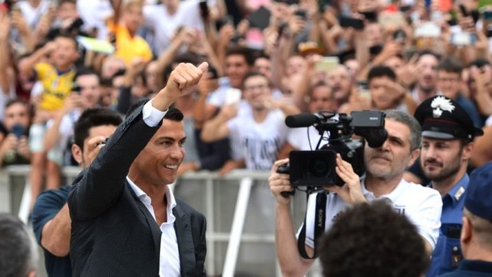 ? VIDEO – Cristiano Ronaldo rientra da solo allo Stadium e… canta: “Juve, Juve” - immagine 1