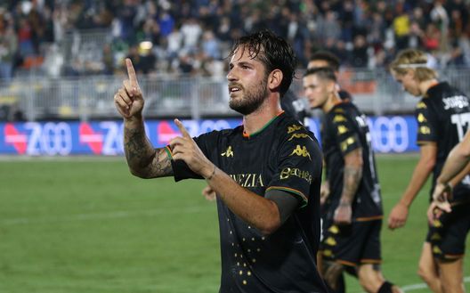 VENEZIA, ITALY - SEPTEMBER 27: Mattia Aramu of Venezia celebrates the equalizing goal during the Serie A match between Venezia FC and Torino FC at Stadio Pierluigi Penzo on September 27, 2021 in Venezia, Italy. (Photo by Maurizio Lagana/Getty Images) VENEZIA, ITALY - SEPTEMBER 27: Mattia Aramu of Venezia celebrates the equalizing goal during the Serie A match between Venezia FC and Torino FC at Stadio Pierluigi Penzo on September 27, 2021 in Venezia, Italy. (Photo by Maurizio Lagana/Getty Images)