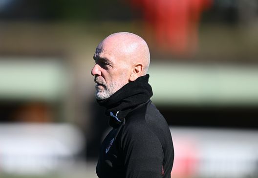 Stefano Pioli (allenatore AC Milan) durante un allenamento a Milanello | Milan News (Getty Images) Stefano Pioli AC Milan