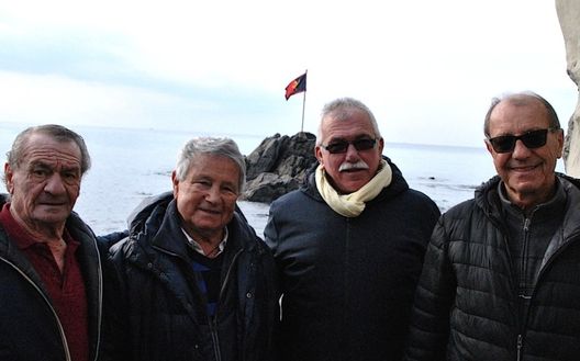 I quattro tifosi del Genoa e il Gridone su Boccadasse: "Lo facciamo sempre, ma grazie a Nicola per averci citati" (foto Alessio Semino, buoncalcioatutti.it) I quattro tifosi del Genoa e il Gridone su Boccadasse: "Lo facciamo sempre, ma grazie a Nicola per averci citati" (foto Alessio Semino, buoncalcioatutti.it)