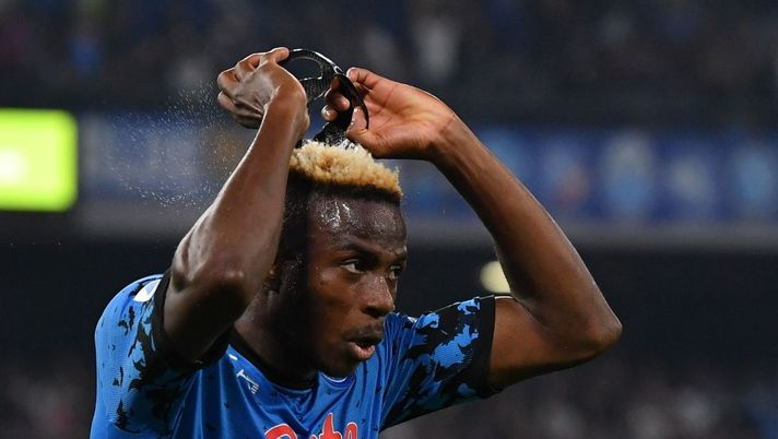 Napoli's Nigerian forward Victor Osimhen takes off his protective face mask as he celebrates after scoring his side's third goal during the Italian Serie A footbal match between Napoli and Bologna on October 16, 2022 at the Diego-Maradona stadium in Naples. (Photo by Tiziana FABI / AFP) (Photo by TIZIANA FABI/AFP via Getty Images) Osimhen: “Un giorno voglio giocare in Premier. E Kvara può vincere il Pallone d’Oro” - immagine 1
