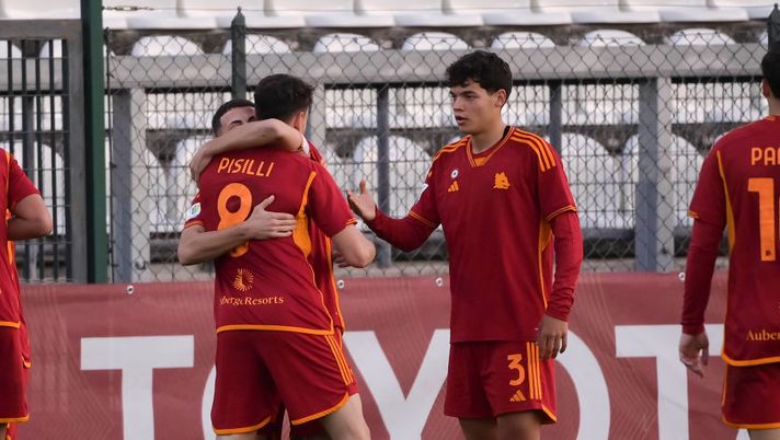 ROME, ITALY - DECEMBER 06: AS Roma players celebrate scoring a goal during the Coppa Italia match between AS Roma v Cesena at Stadio Tre Fontane on December 06, 2023 in Rome, Italy. (Photo by Luciano Rossi/AS Roma via Getty Images) Coppa Italia Primavera, Roma-Fiorentina 1-1 LIVE: Misitano fa sperare, ma non basta - immagine 1