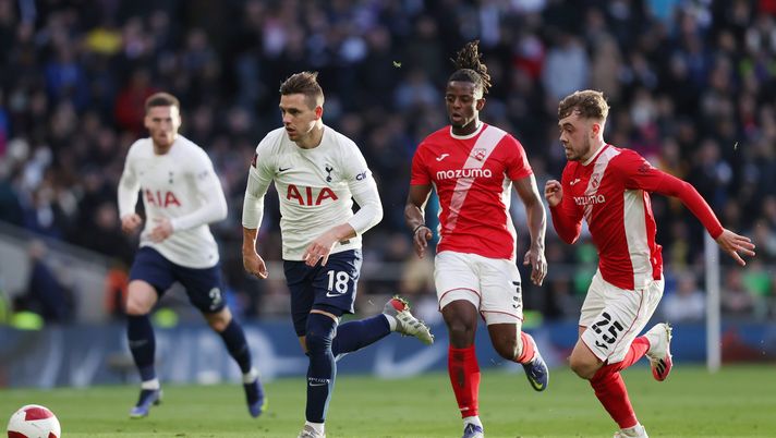 LONDON, ENGLAND - JANUARY 09: Giovani Lo Celso of Tottenham Hotspur breaks away from Greg Leigh and Alfie McCalmont of Morecambe during the Emirates FA Cup Third Round match between Tottenham Hotspur and Morecambe at Tottenham Hotspur Stadium on January 09, 2022 in London, England. (Photo by Julian Finney/Getty Images) Fiorentina, sfuma Lo Celso? E’ pronto a sbarcare in Francia - immagine 1