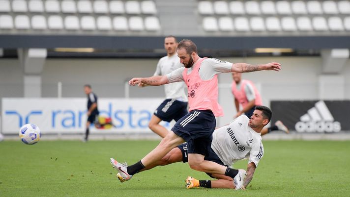 TURIN, ITALY - AUGUST 29: Juventus players Gonzalo Higuain and Romero during a training session at JTC on August 29, 2020 in Turin, Italy. (Photo by Daniele Badolato - Juventus FC/Juventus FC via Getty Images) 