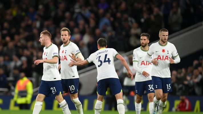 LONDON, ENGLAND - NOVEMBER 06: Harry Kane of Tottenham Hotspur celebrates with teammates after scoring their team's first goal during the Premier League match between Tottenham Hotspur and Liverpool FC at Tottenham Hotspur Stadium on November 06, 2022 in London, England. (Photo by Mike Hewitt/Getty Images) Milan, senti Radknapp: “Ai quarti andrà il Tottenham, pochi dubbi su questo” - immagine 1