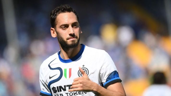Inter Milan's Turkey's midfielder Hakan Calhanoglu reacts during the Italian Serie A football match between Sampdoria and Inter Milan at the Luigi Ferraris Stadium in Genoa on September 12, 2021. (Photo by Marco BERTORELLO / AFP) (Photo by MARCO BERTORELLO/AFP via Getty Images) Da Calhanoglu a Luis Alberto, da Kessié a Damsgaard: la gestione di cinque casi- immagine 1