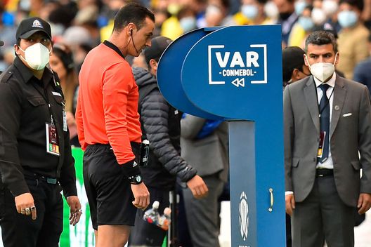 (Photo by Rodrigo Buendia-Pool/Getty Images) Serie A, novità VAR Light nella prossima stagione: i dettagli- immagine 2