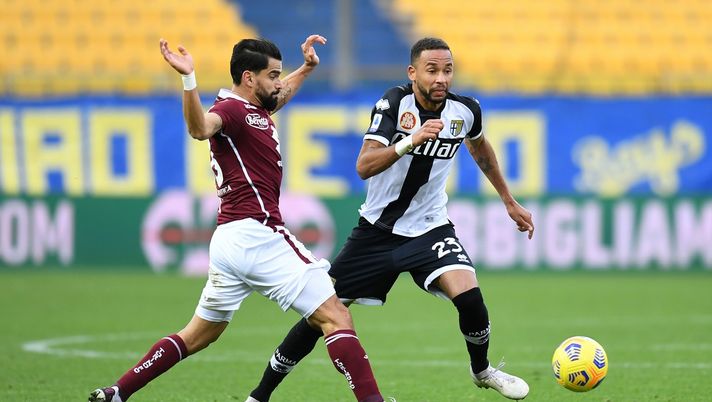 PARMA, ITALY - JANUARY 03: Tomas Rincon of Torino battles for possession with Hernani of Parma during the Serie A match between Parma Calcio and Torino FC at Stadio Ennio Tardini on January 03, 2021 in Parma, Italy. Sporting stadiums around Italy remain under strict restrictions due to the Coronavirus Pandemic as Government social distancing laws prohibit fans inside venues resulting in games being played behind closed doors. (Photo by Alessandro Sabattini/Getty Images) 