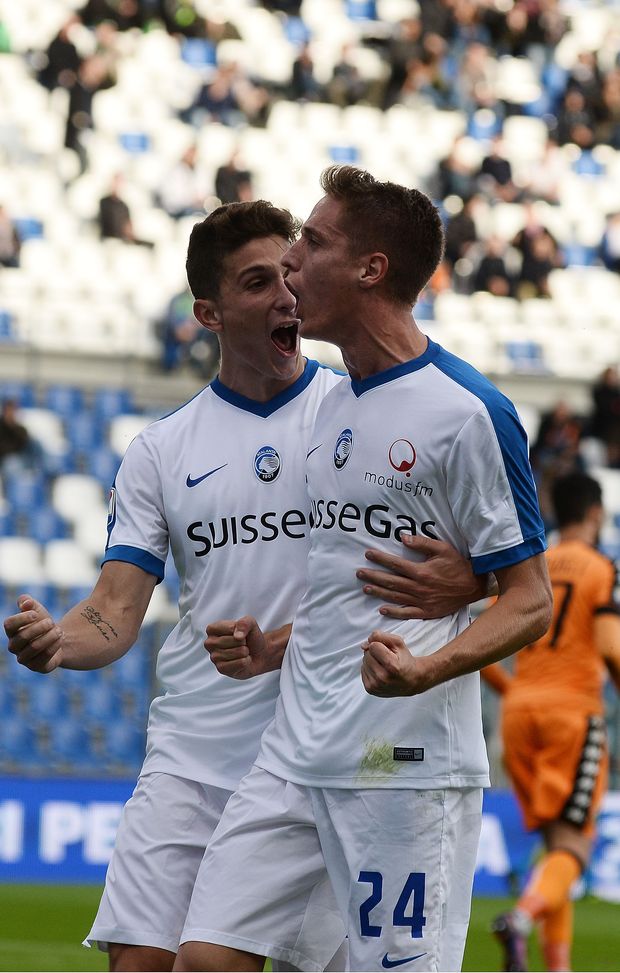 REGGIO NELL'EMILIA, ITALY - NOVEMBER 06: Andrea Conti of Atalanta BC celebrates after scoring his team's third goal during the Serie A match between US Sassuolo and Atalanta BC at Mapei Stadium - Citta' del Tricolore on November 6, 2016 in Reggio nell'Emilia, Italy. (Photo by Mario Carlini / Iguana Press/Getty Images) REGGIO NELL'EMILIA, ITALY - NOVEMBER 06: Andrea Conti of Atalanta BC celebrates after scoring his team's third goal during the Serie A match between US Sassuolo and Atalanta BC at Mapei Stadium - Citta' del Tricolore on November 6, 2016 in Reggio nell'Emilia, Italy. (Photo by Mario Carlini / Iguana Press/Getty Images)