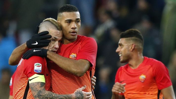 AS Roma's Belgian midfielder Radja Nainggolan (L) celebrates with teammate's Brazilian defender Juan Jesus (C) at the end of the Italian Serie A football match between Udinese and As Roma on January 15, 2017 at the Dacia Arena Stadium in Udine. / AFP / MARCO BERTORELLO (Photo credit should read MARCO BERTORELLO/AFP/Getty Images) Roma, Juan Jesus da horror col Sassuolo: la Gazzetta motiva così il 4 in pagella - immagine 1