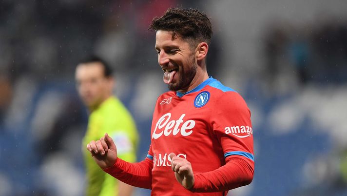 REGGIO NELL'EMILIA, ITALY - DECEMBER 01: Dries Mertens of Napoli celebrates after scoring the first goal of Napoli during the Serie A match between US Sassuolo and SSC Napoli at Mapei Stadium - Citta' del Tricolore on December 01, 2021 in Reggio nell'Emilia, Italy. (Photo by SSC NAPOLI/SSC NAPOLI via Getty Images) REGGIO NELL'EMILIA, ITALY - DECEMBER 01: Dries Mertens of Napoli celebrates after scoring the first goal of Napoli during the Serie A match between US Sassuolo and SSC Napoli at Mapei Stadium - Citta' del Tricolore on December 01, 2021 in Reggio nell'Emilia, Italy. (Photo by SSC NAPOLI/SSC NAPOLI via Getty Images)