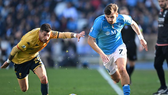 NAPLES, ITALY - FEBRUARY 17: Khvicha Kvaratskhelia of SSC Napoli battles for possession with Stefano Sabelli of Genoa CFC during the Serie A TIM match between SSC Napoli and Genoa CFC - Serie A TIM at Stadio Diego Armando Maradona on February 17, 2024 in Naples, Italy. (Photo by Francesco Pecoraro/Getty Images) Genoa, Sabelli: “Marcare Kvara difficilissimo. Dopo Napoli mi sentivo galvanizzato” - immagine 1