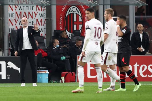 Stefano Pioli da indicazioni ai suoi giocatori. Stefano Pioli da indicazioni ai suoi giocatori.